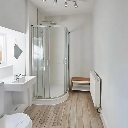 Host & - Hall Garth *