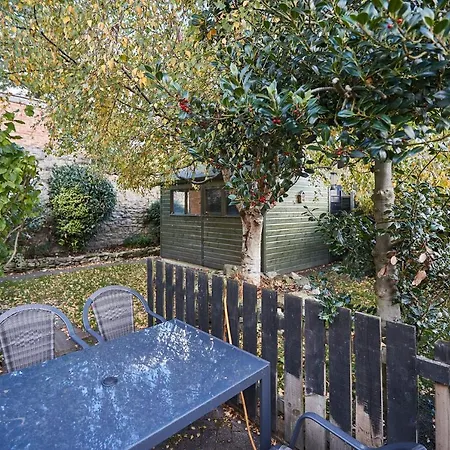 Host & - Hall Garth Pickering