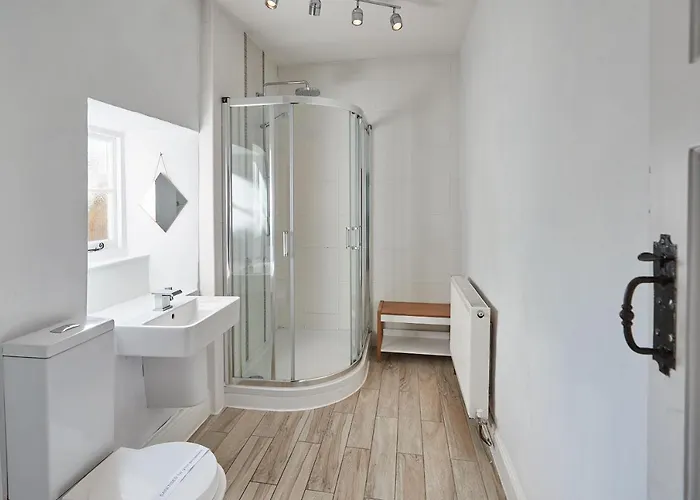 Host & - Hall Garth *