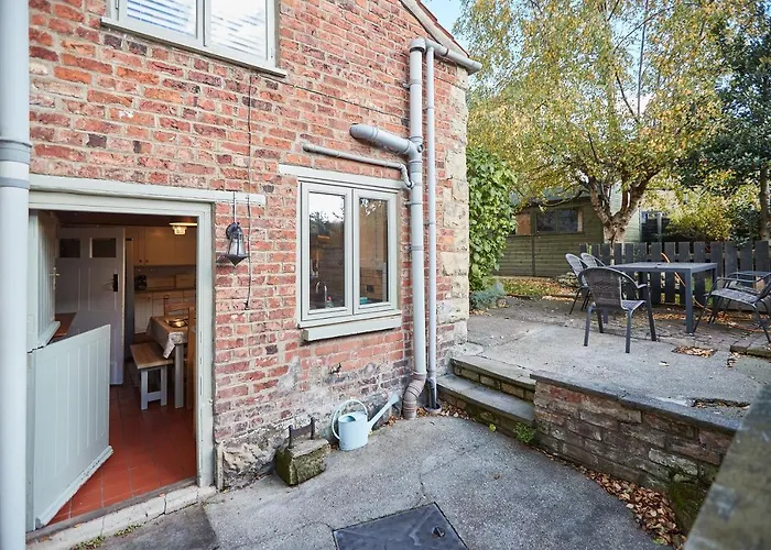 Host & - Hall Garth * Pickering