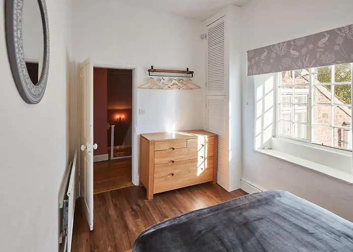 Host & - Hall Garth * Pickering