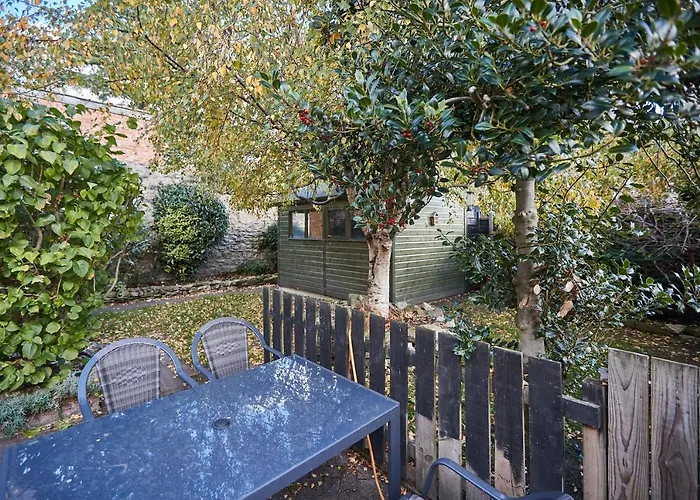 Host & - Hall Garth Pickering