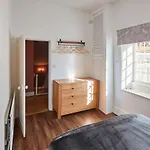 Host & - Hall Garth * 피커링
